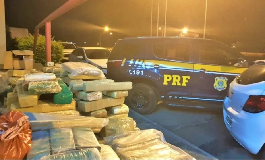 Após perseguição, PRF apreende 200 kg de maconha transportados em carro na BR-116