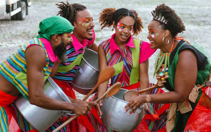 O espetáculo infantojuvenil “Fala, Ìbejí” apresenta uma história que mistura elementos do candomblé, da cultura popular nordestina e das festas de Cosme e Damião/Foto: Divulgação