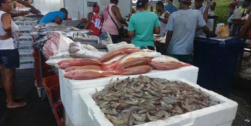 ‘NA ESPINHA MOLE’: Por Semana Santa e peixe a R$ 20, fila quilométrica barra trânsito na Cidade Baixa