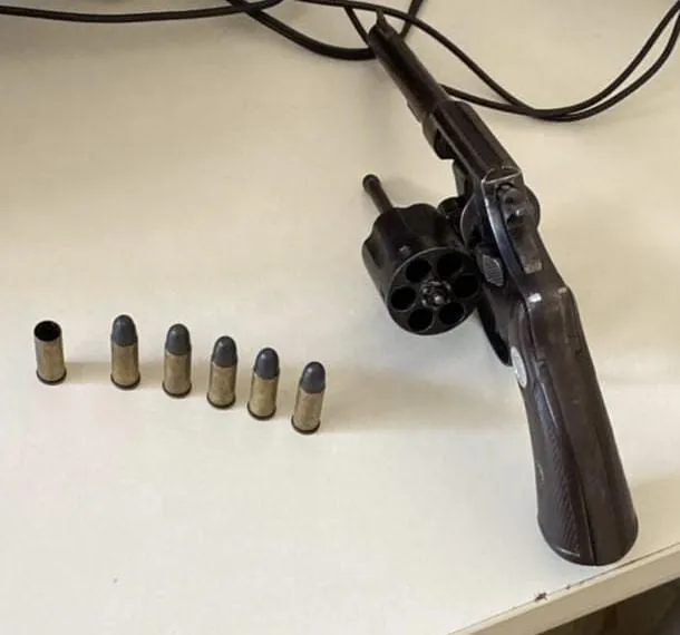 Homem é preso com revólver calibre 32 após denúncia no interior da Bahia