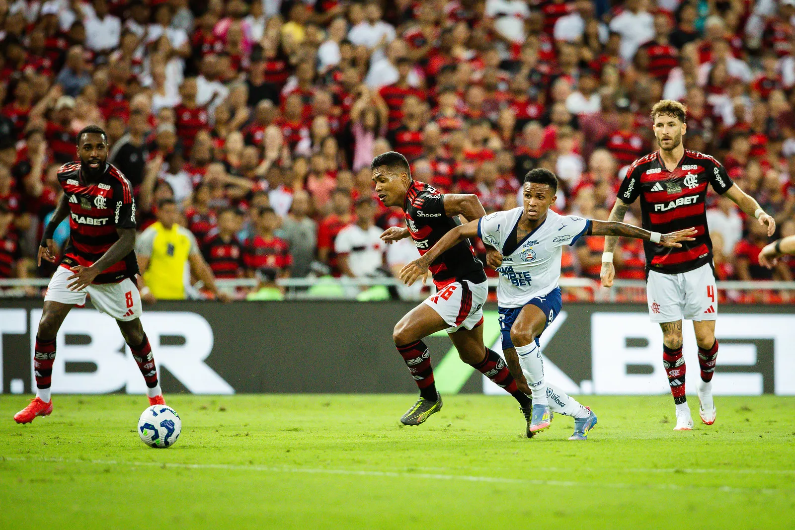 No Maracanã, Bahia luta mas não consegue evitar derrota diante do Flamengo