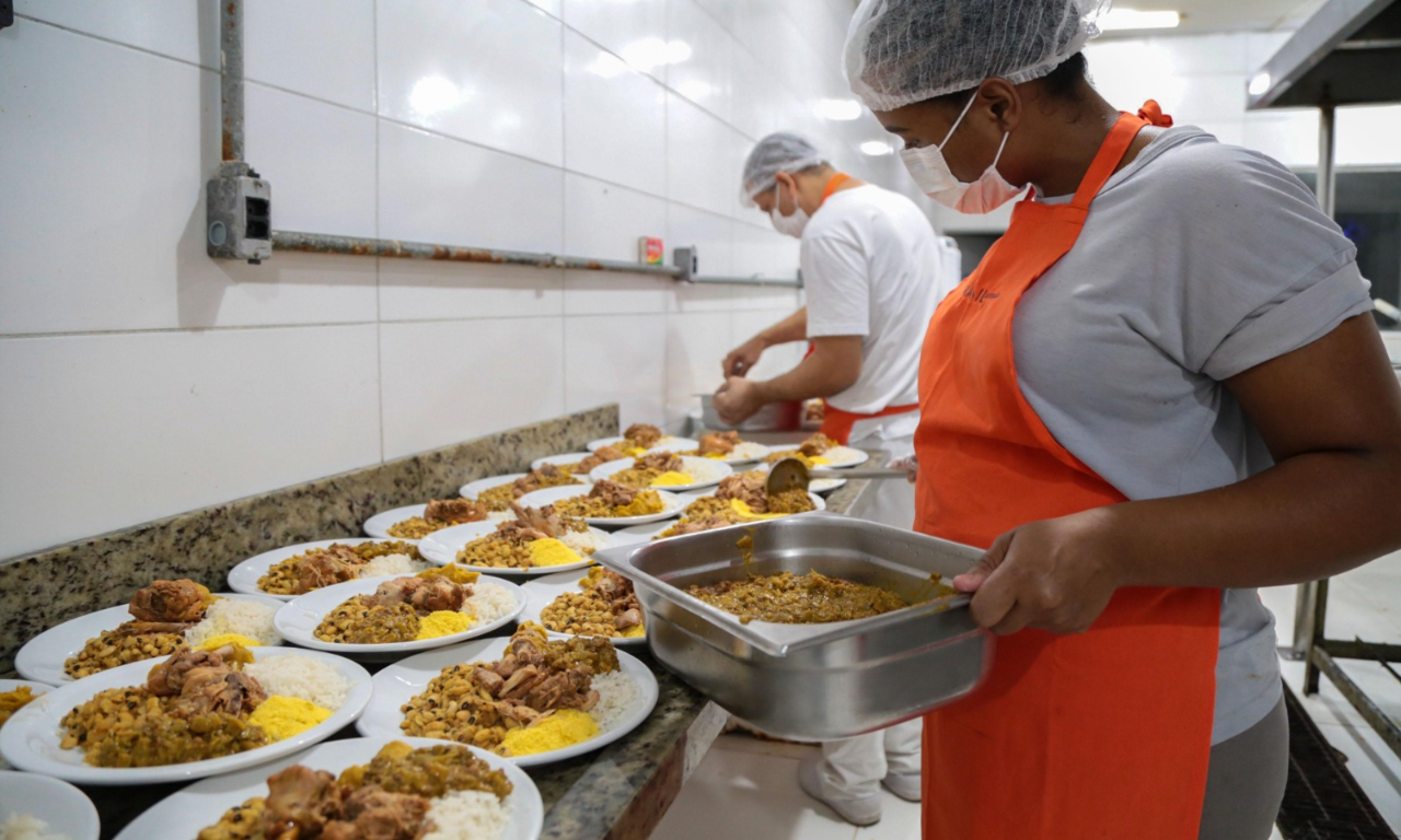 Restaurante Popular oferece almo&ccedil;o especial de P&aacute;scoa em Salvador.Foto:  Bruno Concha / Secom PMS