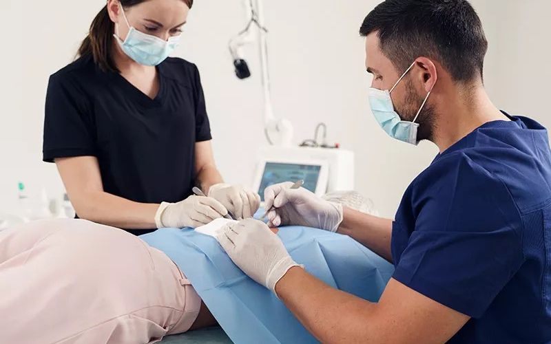O mutirão com vagas gratuitas oferece procedimentos como retirada de lipomas, cistos sebáceos e cistos sinoviais de punho, além de intervenções em lesões de pele/Foto: Freepik