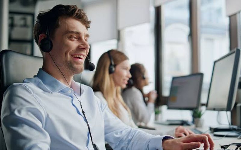 Ligações indesejadas de telemarketing costumam aumentar em períodos de grandes campanhas comerciais, como Black Friday e datas comemorativas, quando empresas intensificam ações de vendas/Foto: Freepik