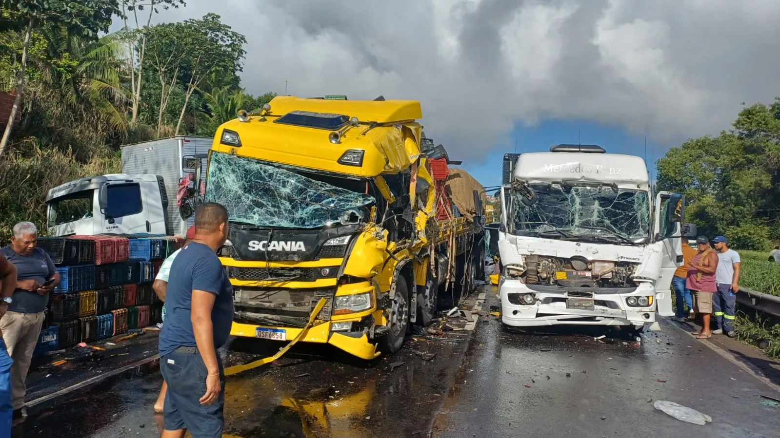 VÍDEO: engavetamento entre três caminhões interdita trecho da BR-324 