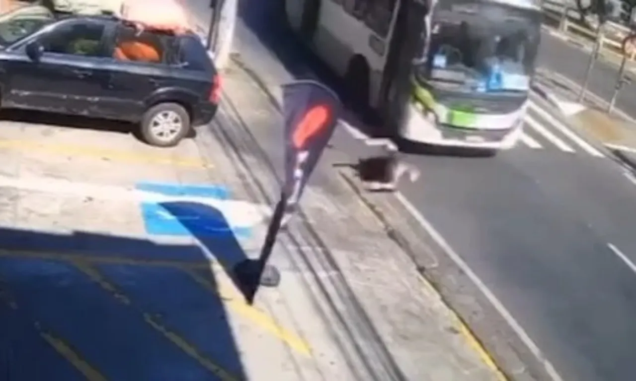 Idosa de 91 anos sobrevive após ser atropelada por ônibus; vídeo