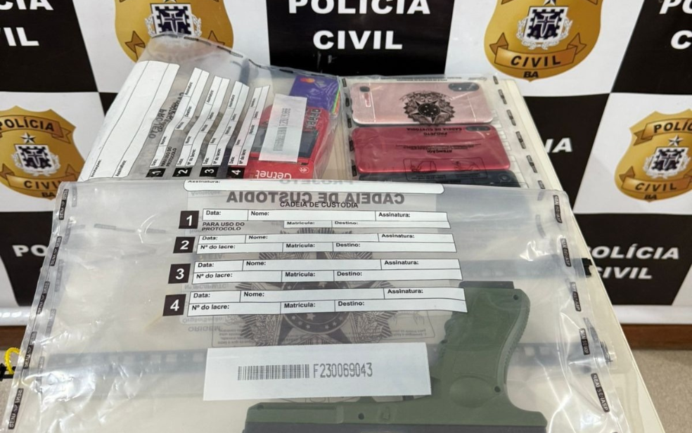 Polícia apreendeu três celulares, um simulacro de pistola, nove cartões bancários, uma máquina de cartão e porções de drogas.Foto: Divulgação | SSP-BA