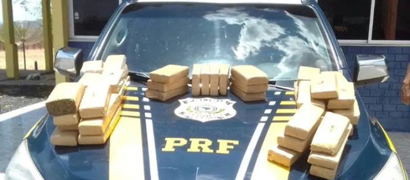 PRF apreende 42kg de drogas sendo transportadas por menor em Ibotirama