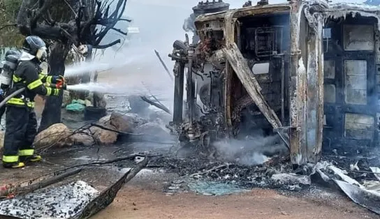 Motorista de caminhão fica ferido após veículo tombar e pegar fogo na BR-116