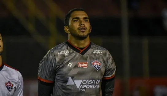 No meio da galera: No entorno do Barradão, Lucas Arcanjo comemora com torcedores triunfo do Vitória sobre Cruzeiro; veja