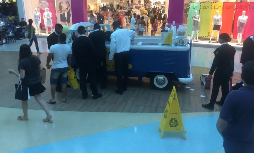 CAOS! Réplica de &#8220;Kombi do sorvete&#8221; é atingida por incêndio em shopping de Salvador; Assista