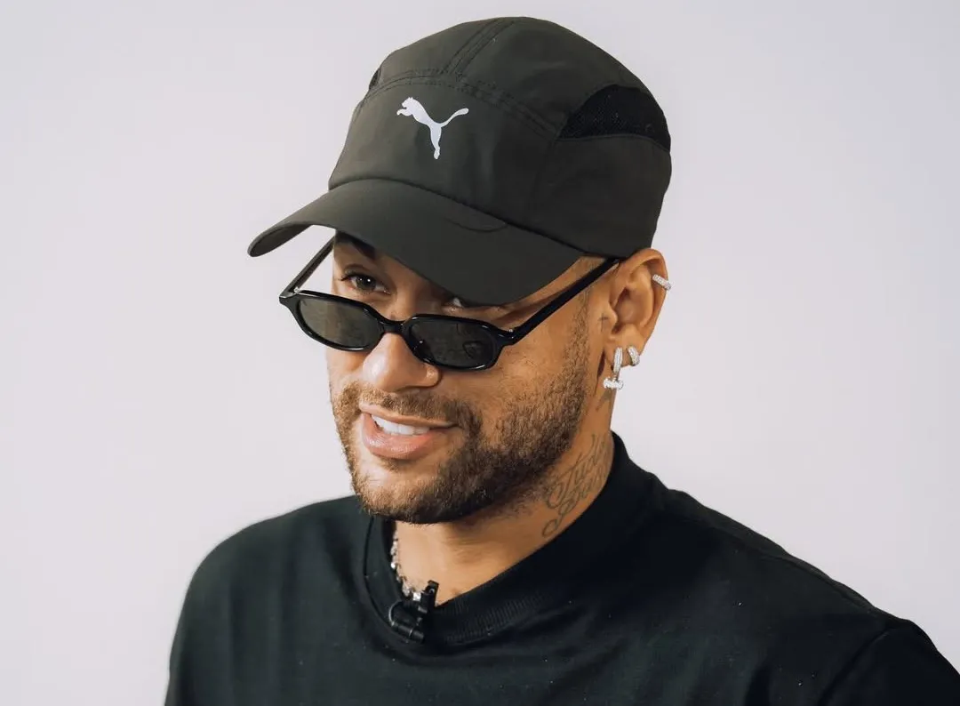 Neymar apaga like em fotos de modelo e caso viraliza nas redes sociais