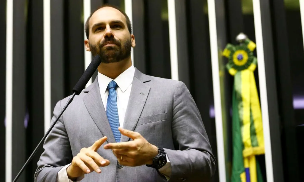 Hugo Motta rejeita indicação de Eduardo Bolsonaro para liderança da minoria