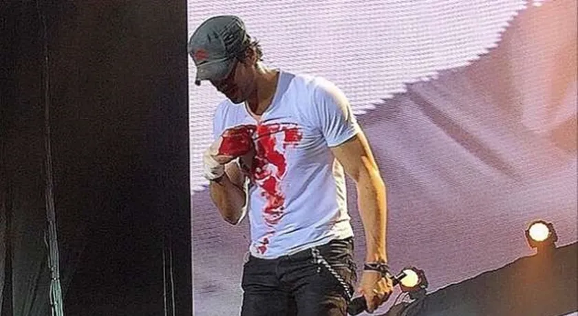 Enrique Iglesias se fere ao tentar segurar drone durante show; veja