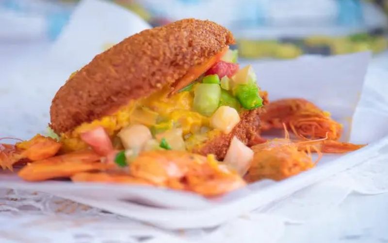 A unidade oficial do Acaraj&eacute; da Cira continua recebendo grande fluxo de visitantes no Rio Vermelho, um dos principais polos gastron&ocirc;micos da capital baiana/Foto: Reprodu&ccedil;&atilde;o