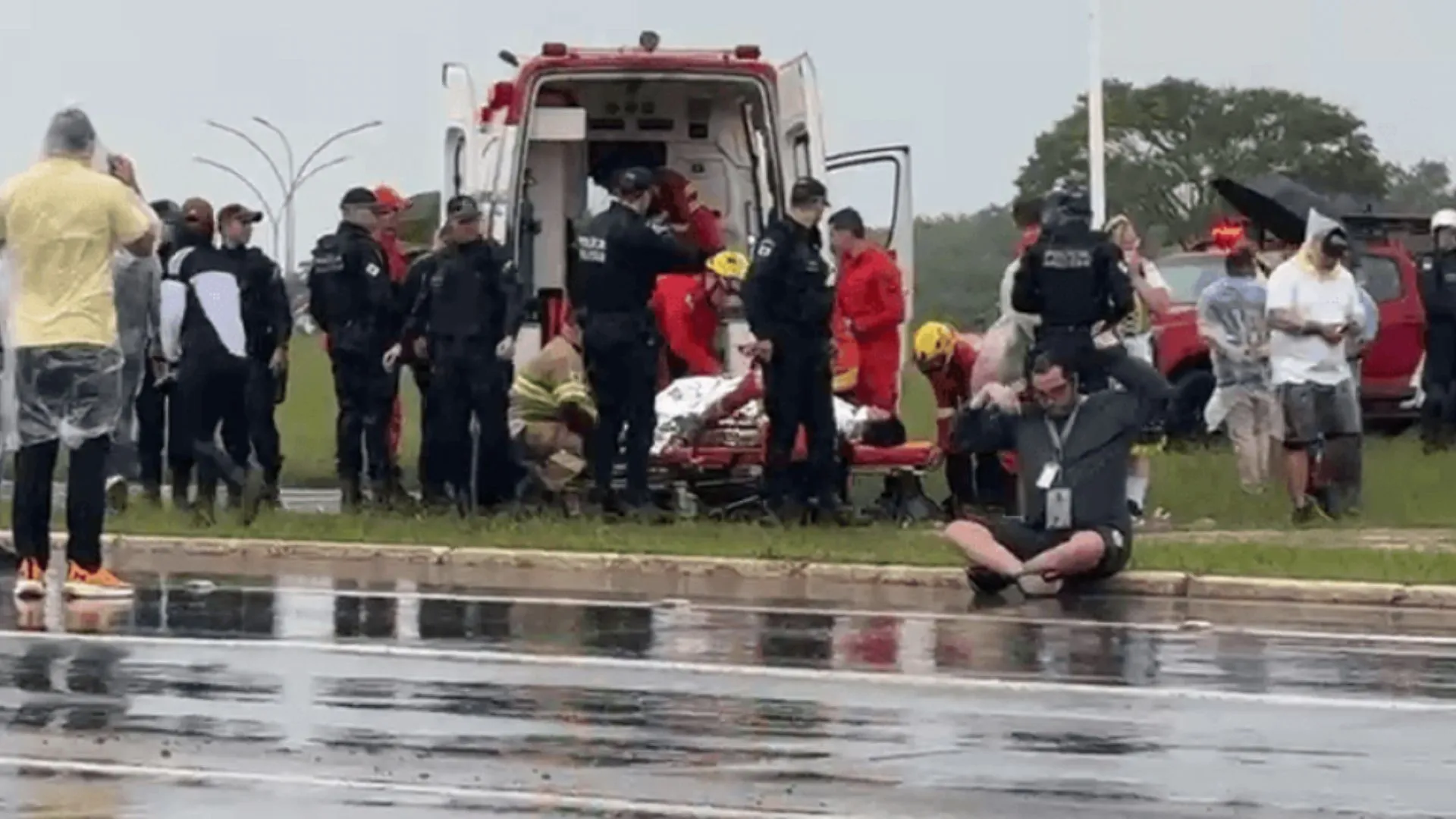 Raio atinge manifestação de Nikolas Ferreira e 30 pessoas ficam feridas em Brasília