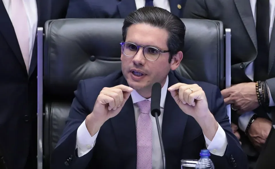 Hugo Motta pede cassação do mandato de Eduardo Bolsonaro ao Conselho de Ética