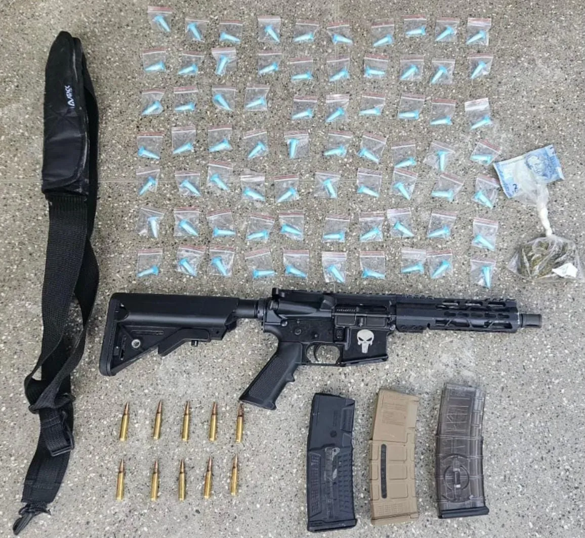 Fuzil e drogas são apreendidos pela Polícia Militar em Pernambués