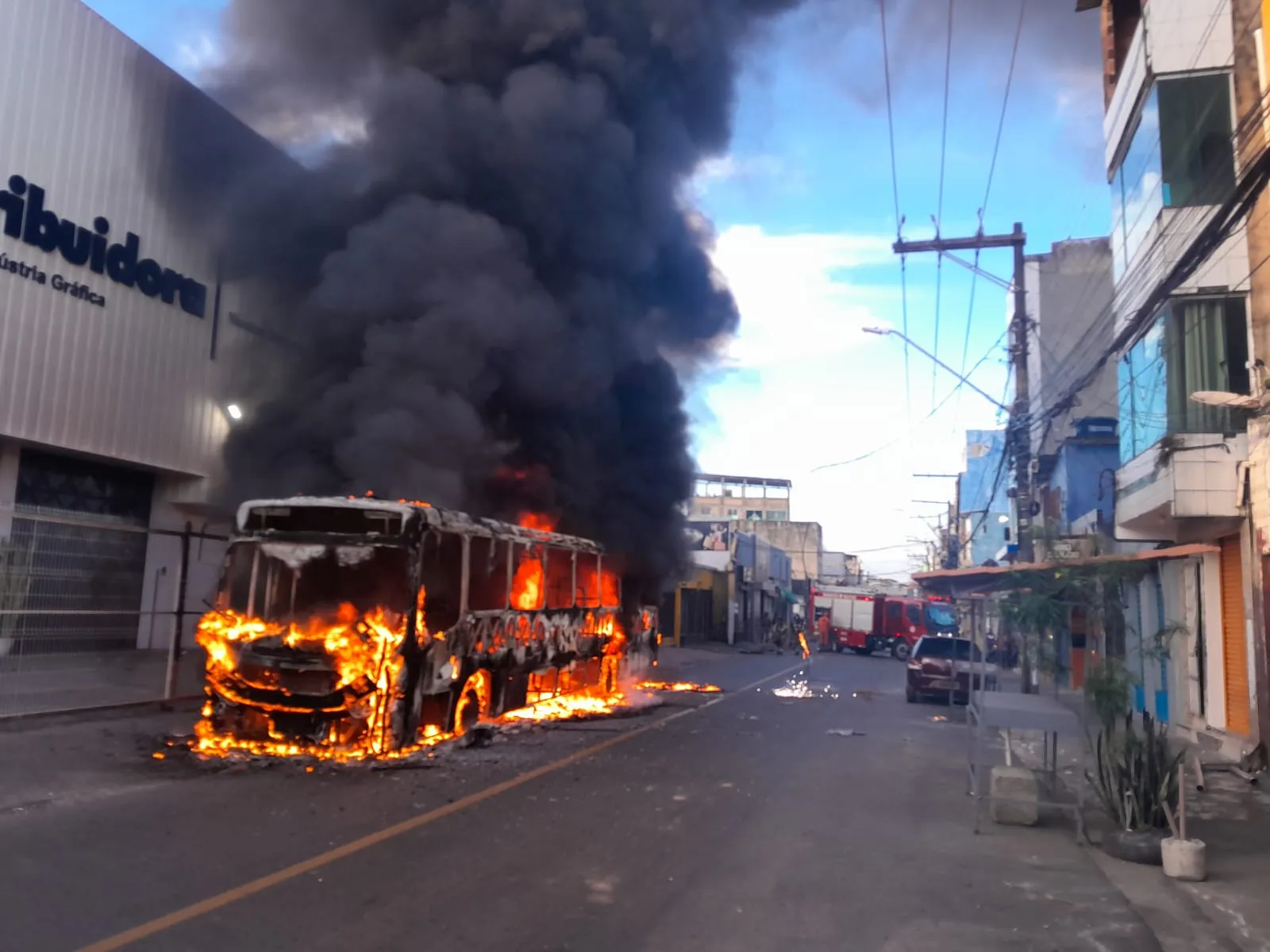 Ônibus pega fogo e fica totalmente destruído no bairro do Uruguai