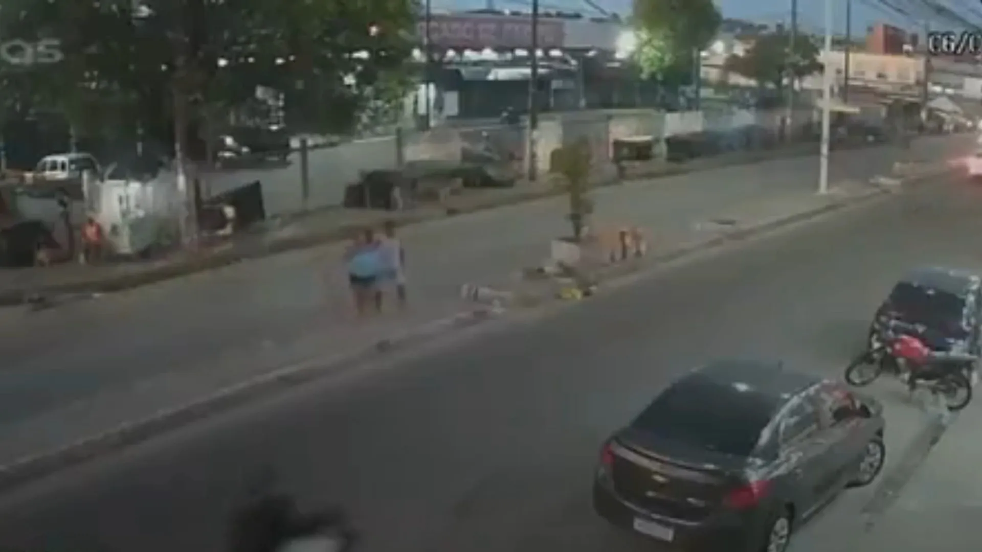 Motociclista foge após atropelar casal em Paripe