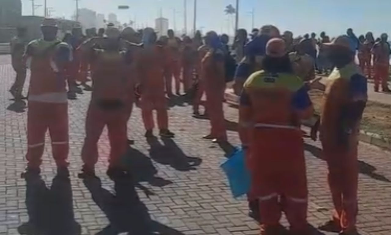 Greve dos garis acontece na manh&atilde; desta segunda-feira (22) e re&uacute;ne trabalhadores da categorias em v&aacute;rios pontos de salvador. | Foto: Redes Sociais