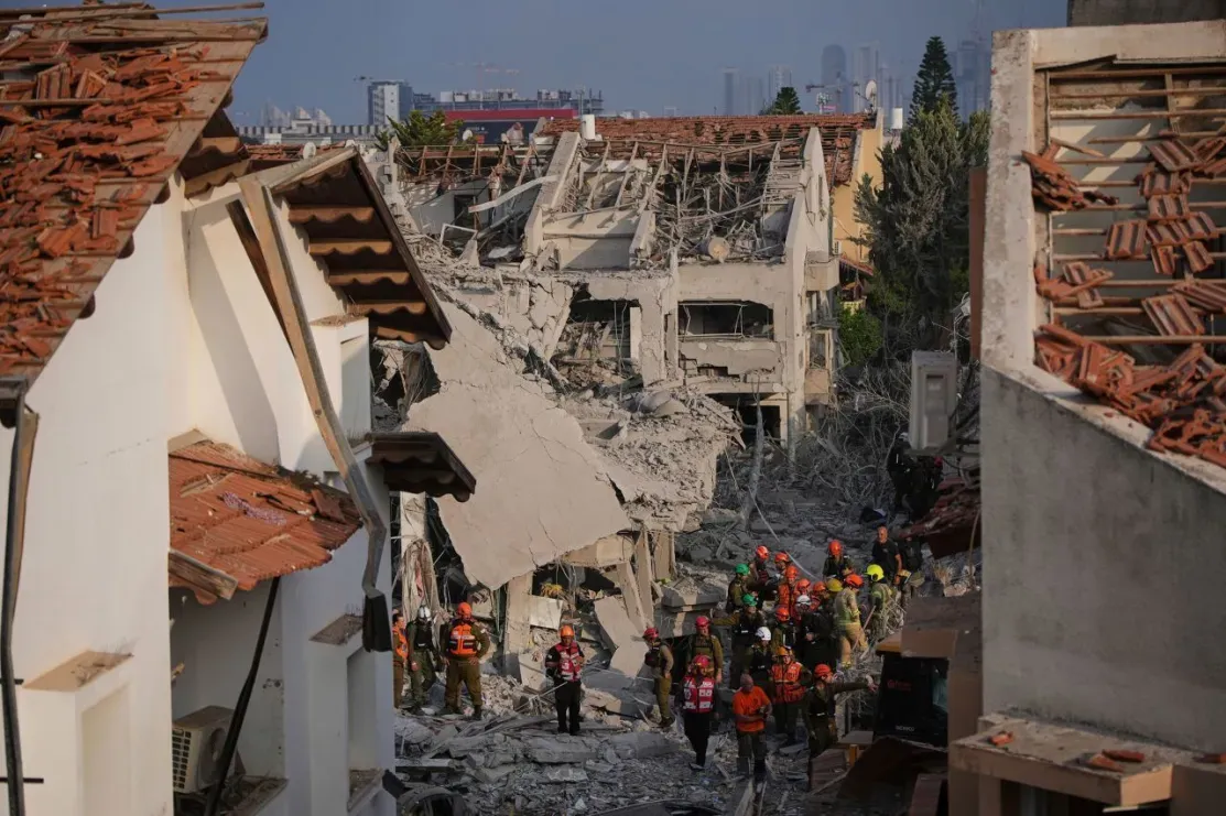 Forças de segurança israelenses inspecionam casas destruídas em Rishon Lezion, Israel, após um ataque de míssil do Irã no sábado. Foto: Ohad Zwigenberg/AP