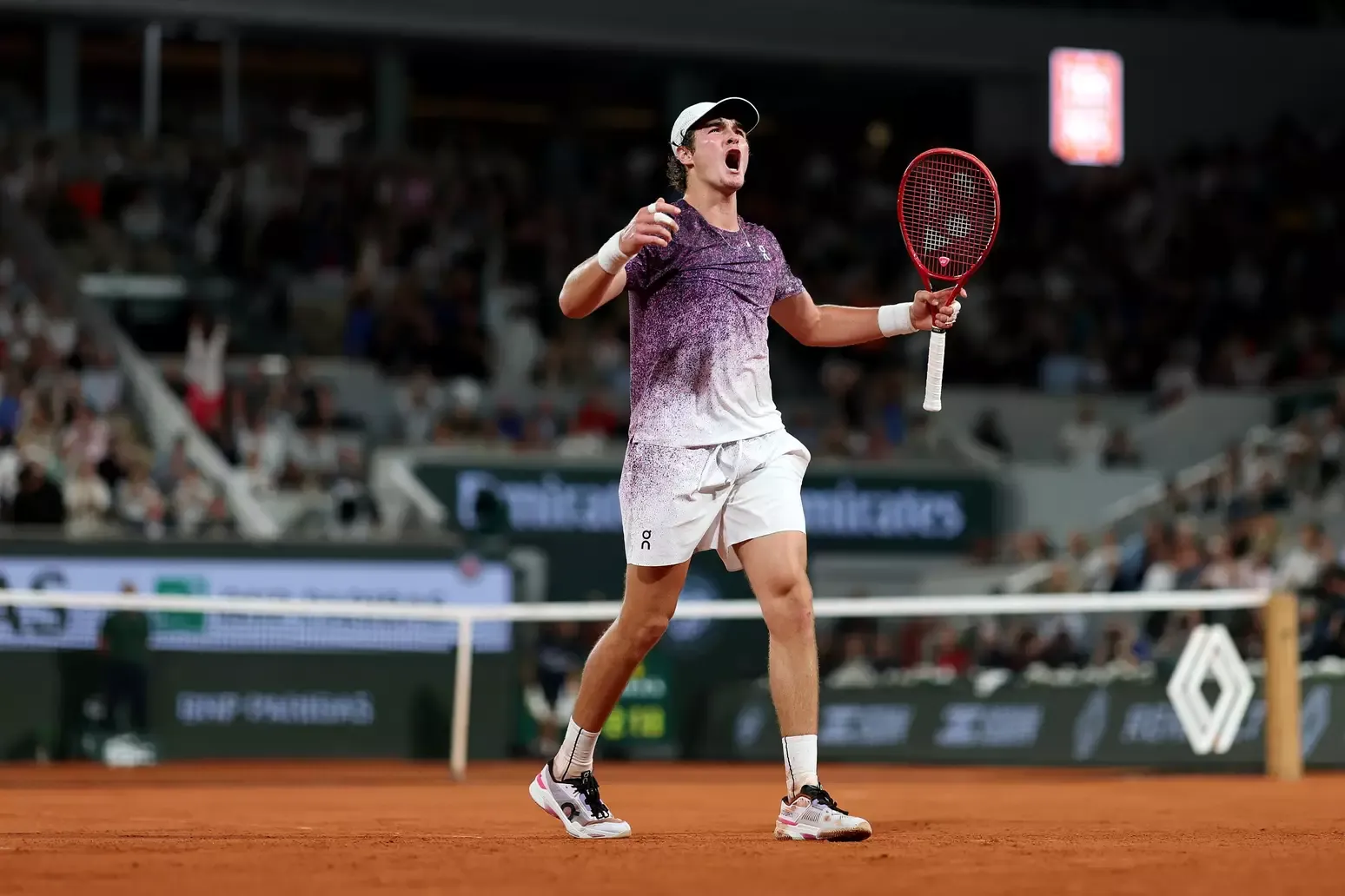João Fonseca celebra ponto decisivo; campanha de João Fonseca em Roland Garros iguala marcas de Guga