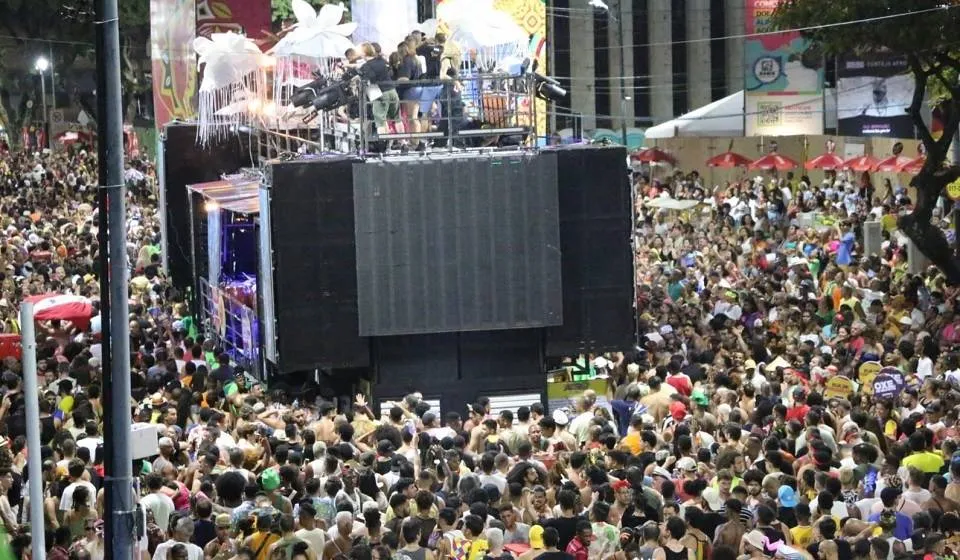 Mais de 1,2 milhão de pessoas curtiram a folia no dia de abertura do Carnaval de Salvador
