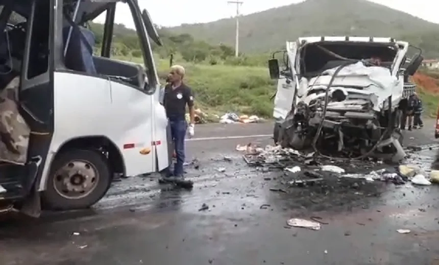 BR-116: Colisão entre micro-ônibus e caminhão deixa um morto e mais de 20 feridos