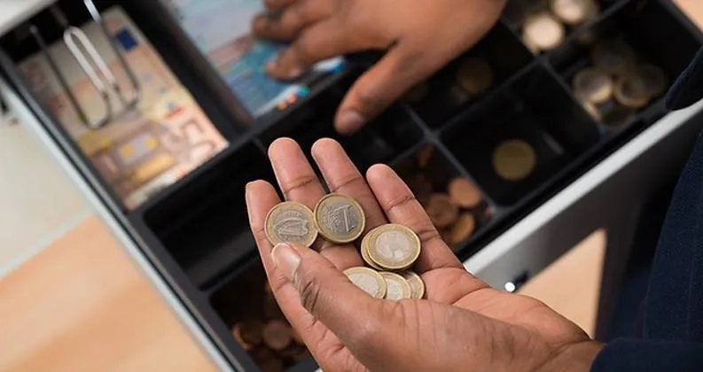 Empresa é condenada a pagar R$ 40 mil a operador de caixa por racismo: 'Só podia ser coisa de preto'