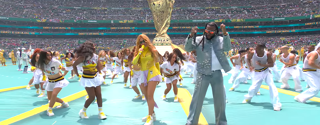 Shakira e Burna Boy na abertura da Copa. Foto: Reprodu&ccedil;&atilde;o/Caz&eacute;TV