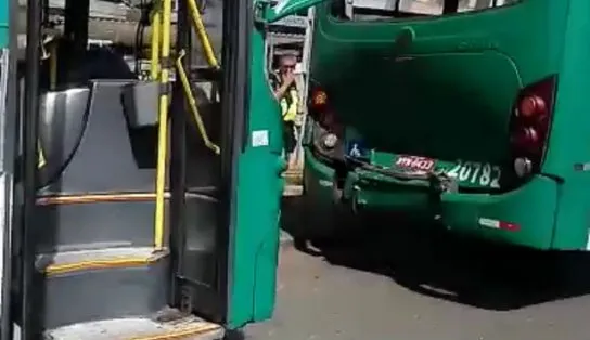 Acidente envolvendo dois ônibus e um carro de passeio deixa três pessoas feridas no Itaigara