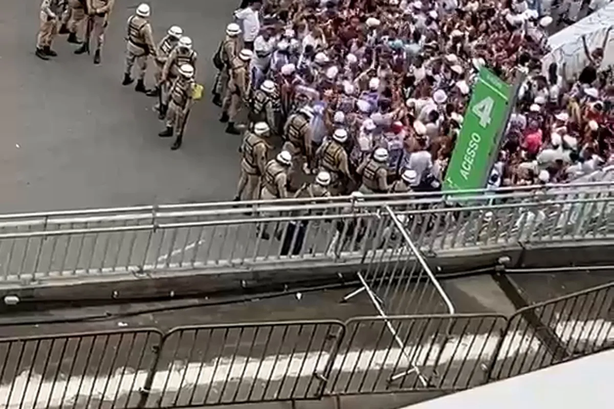 Torcida do Bahia protesta na Fonte Nova antes de jogo com o Grêmio