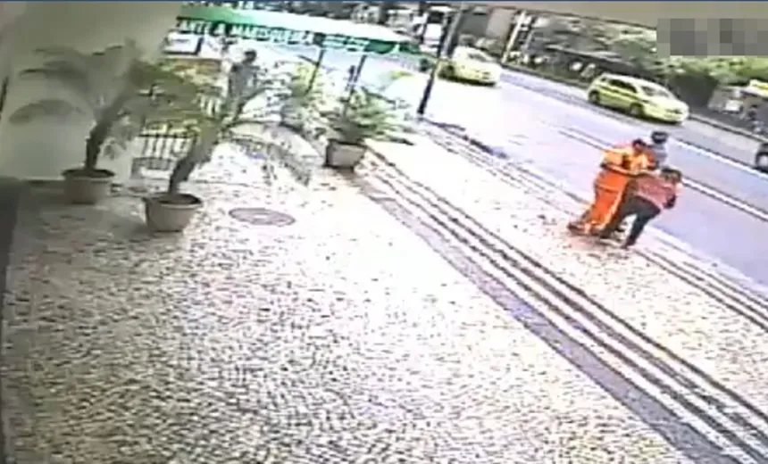Vídeo mostra momento em que homem se disfarça de gari para assaltar mulher; veja