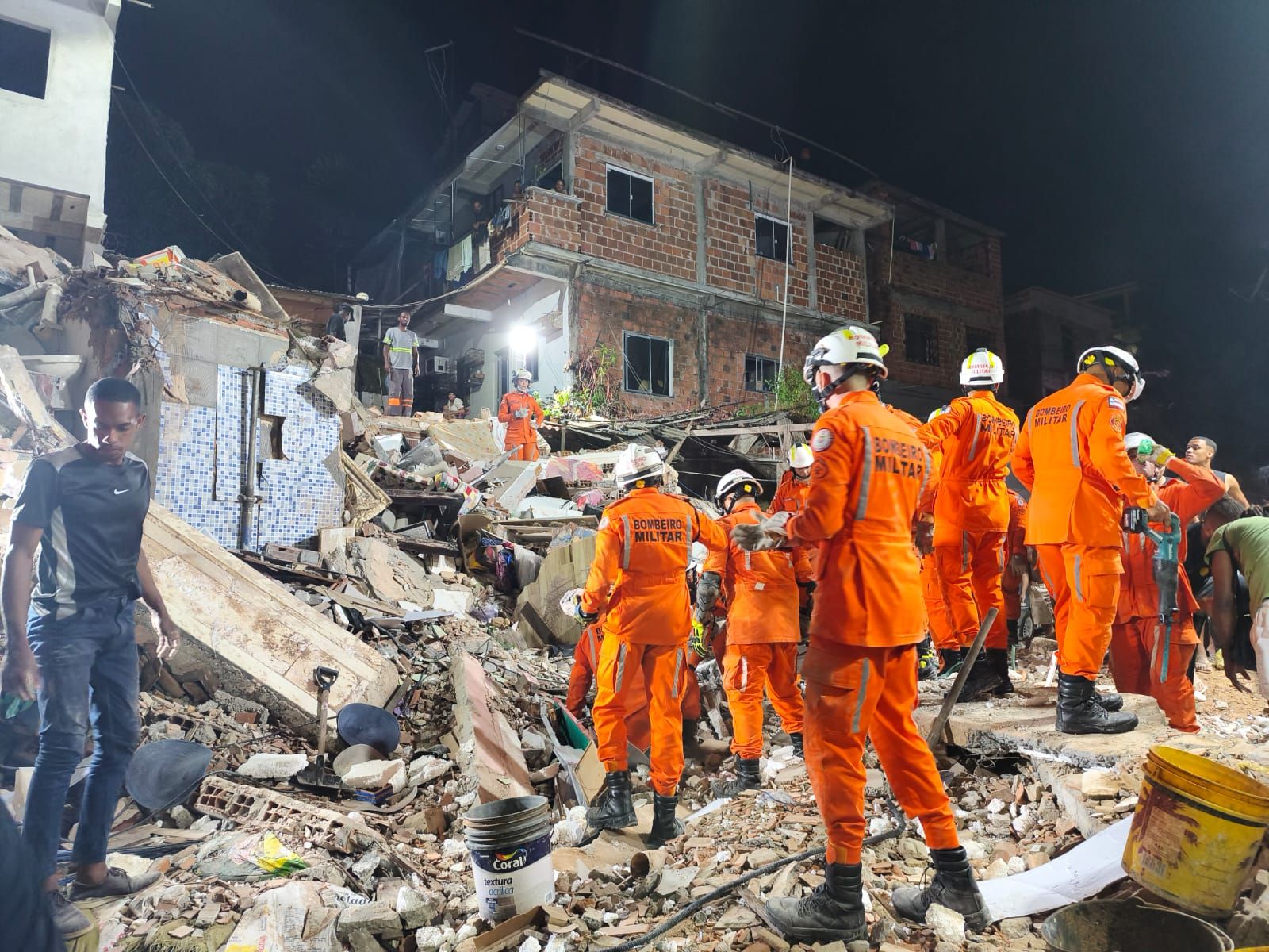 Bombeiros da Bahia, desabamento de pr&eacute;dio 