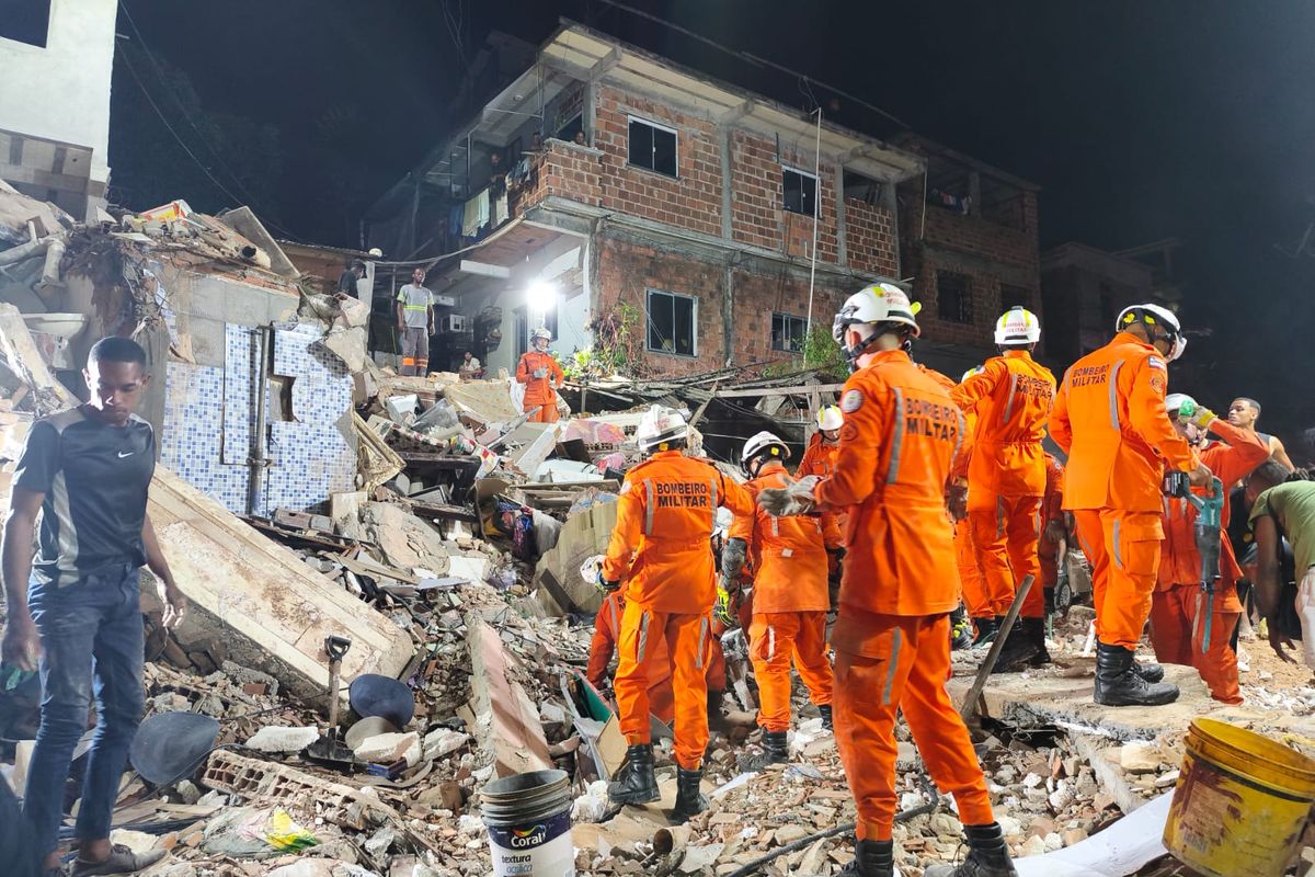Foto: Bombeiros da Bahia desabamento de pr&eacute;dio 
