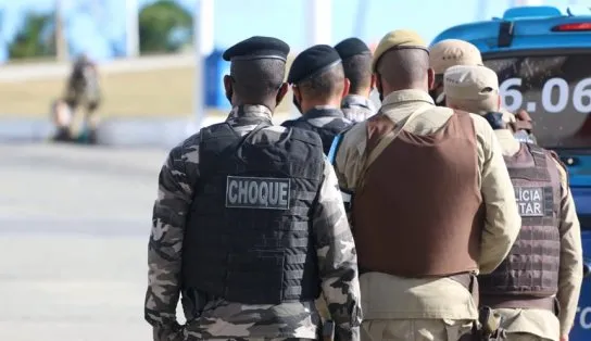 PM 'lamenta ocorrência crítica' envolvendo policial no Farol da Barra; Bope e psicólogo negociam