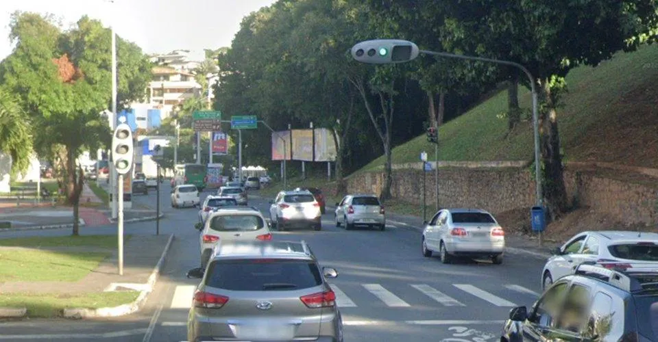 Trânsito na Avenida Garibaldi fica congestionado após queda de bambuzal