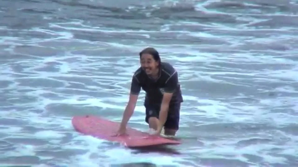 Tubarão arranca perna de surfista de 61 anos em praia no Havaí