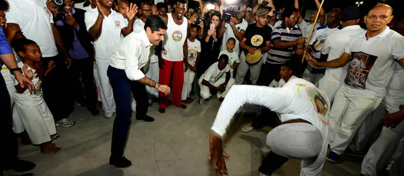 BEM NA FOTO: ACM Neto inaugura praça e joga capoeira no Rio Vermelho