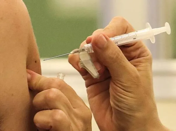 Baixa procura da vacina contra o HPV aumenta risco de câncer do colo de útero no Brasil