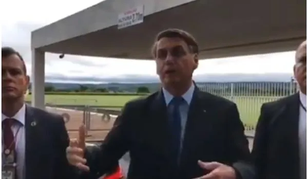 Bolsonaro se nega a falar com a imprensa na saída do Alvorada: ?podem continuar inventando aí?
