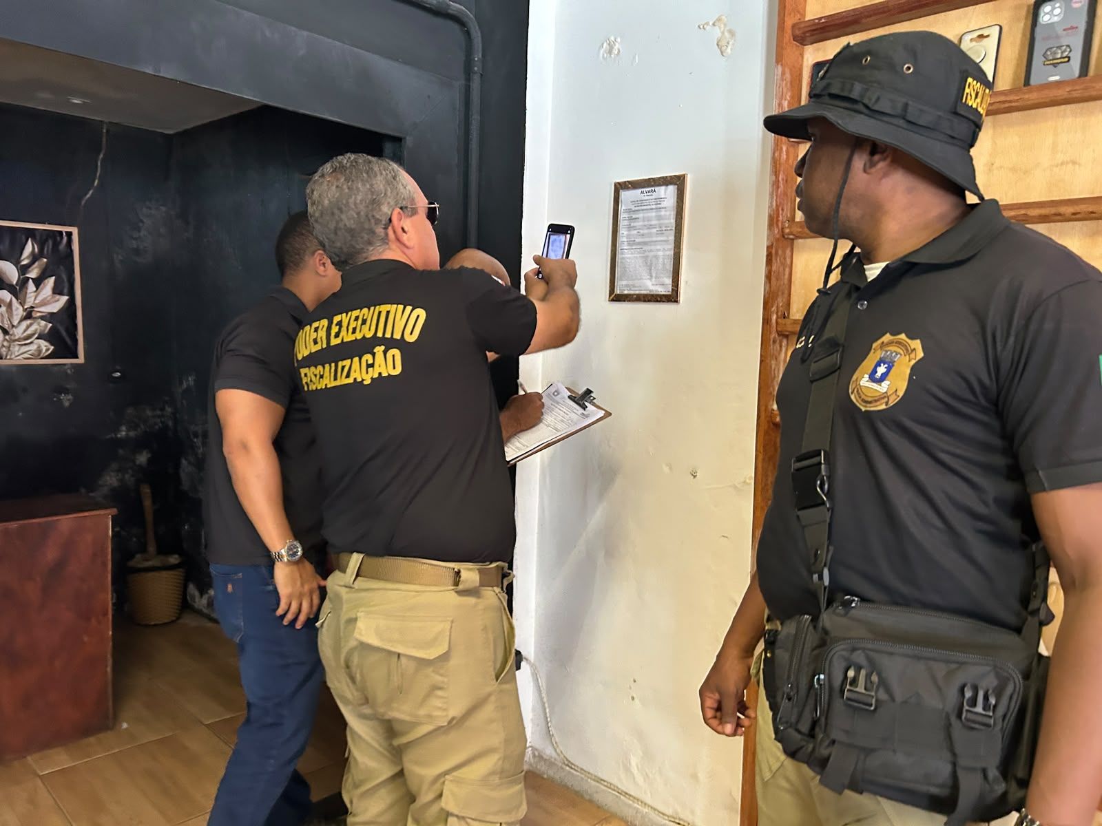 Homem &eacute; preso com celular roubado durante opera&ccedil;&atilde;o em loja de celulares em Lauro de Freitas.| Foto: Pol&iacute;cia Civil