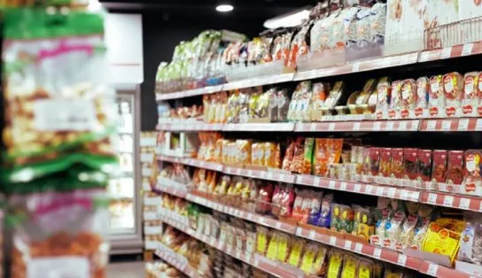Trabalhadores que atuam em supermercados cobram vacinação em frente à Câmara Municipal de Salvador