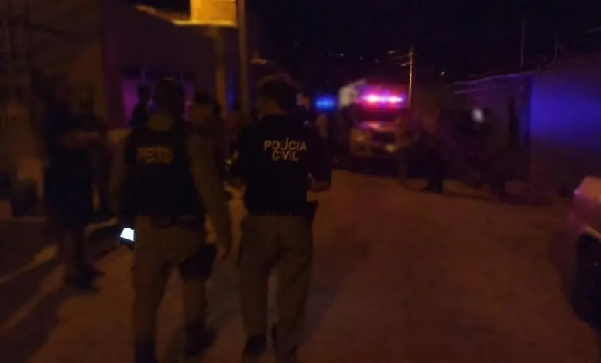 Homens armados invadem casa e matam jovem na frente da família em Simões Filho