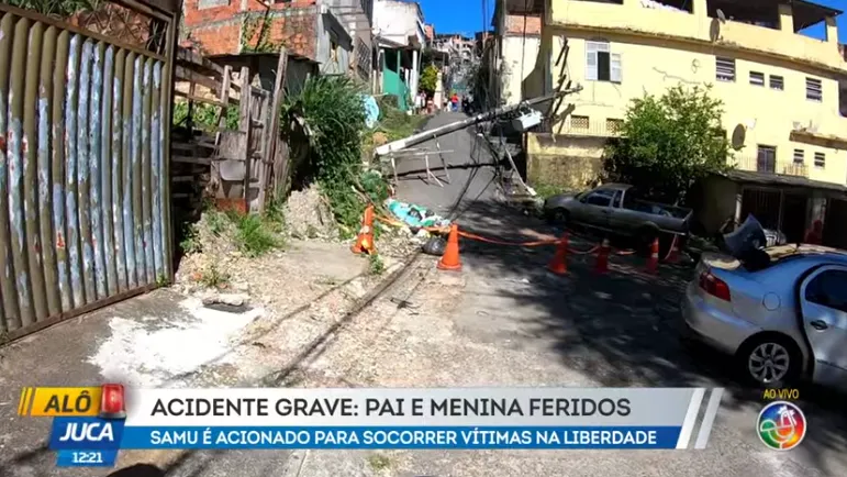 Carro desgovernado colide com poste em Salvador; criança fica ferida