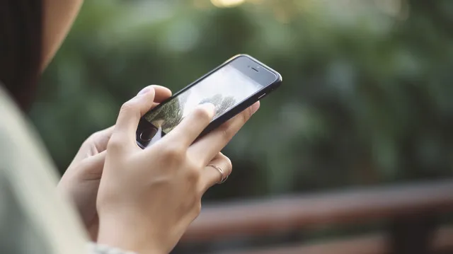 Imagem de mulher mexendo no celular 