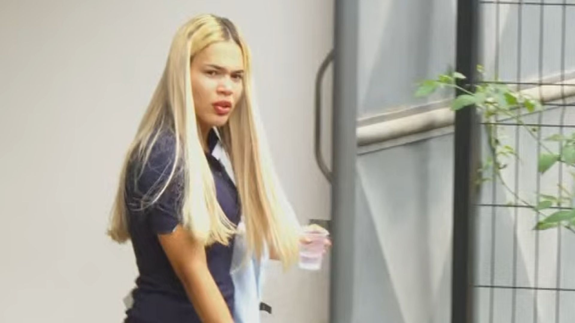 Blogueira detida em operação contra venda de canetas emagrecedoras em Salvador. Foto: TV Aratu