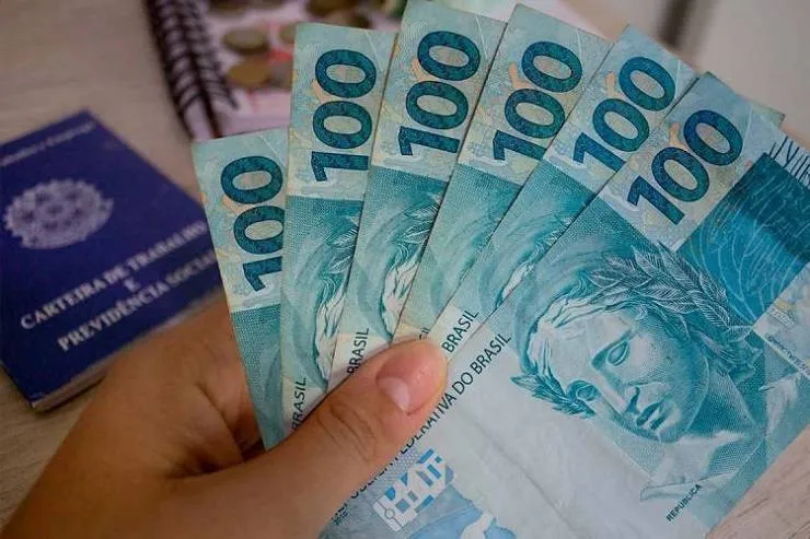 Pagamento da primeira parcela do 13º salário deve ser feito por empresas até hoje