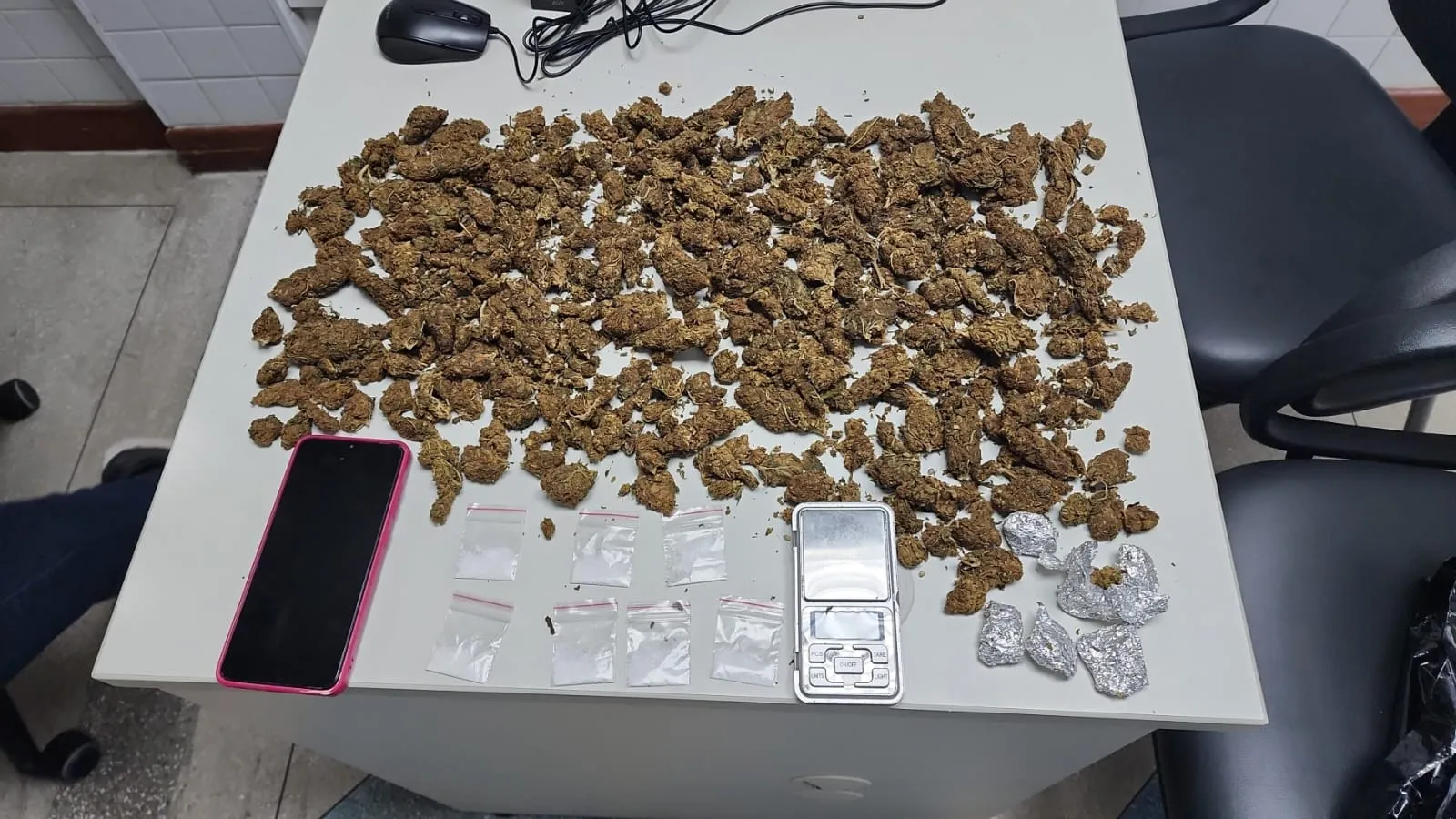 Suspeito de ligação com facção é preso com cocaína e maconha em Camaçari